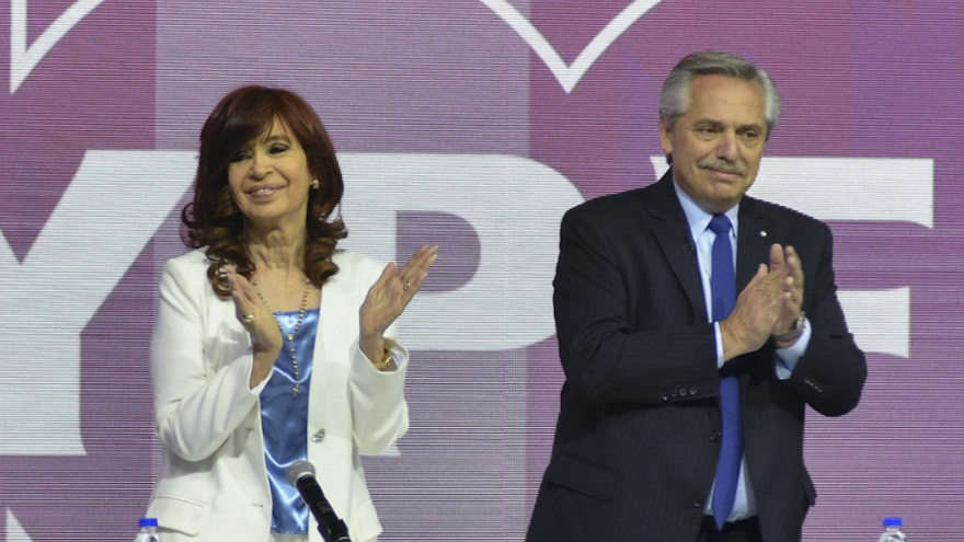     En un tenso acto junto a Cristina Kirchner, el Presidente pidió la unidad del Gobierno como única garantía para evitar un regreso del macrismo al poder