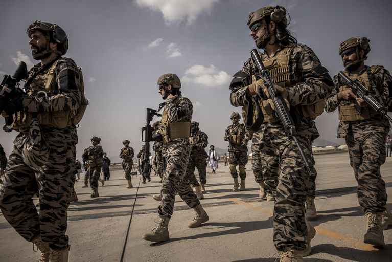 Combatientes talibanes en el aeropuerto de Kabul, Afganistán, el 31 de agosto de 2021. (Jim Huylebroek/The New York Times)
