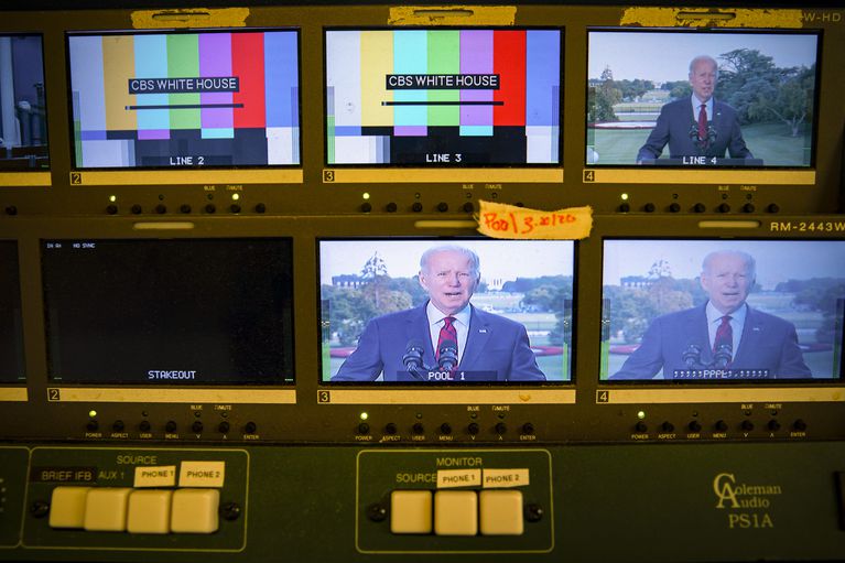 El presidente Joe Biden aparece en múltiples pantallas en la sala de reuniones de la Casa Blanca, durante un discurso televisado a nivel nacional que anuncia que un ataque aéreo estadounidense en Afganistán mató al líder de Al Qaeda, Ayman al Zawahiri, en Washington, el 1 de agosto de 2022. (Al Drago/The New York Times)