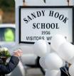 Homenaje en forma de globos blancos en honor a los 20 niños asesinados en una escuela de Newtown, Connecticut