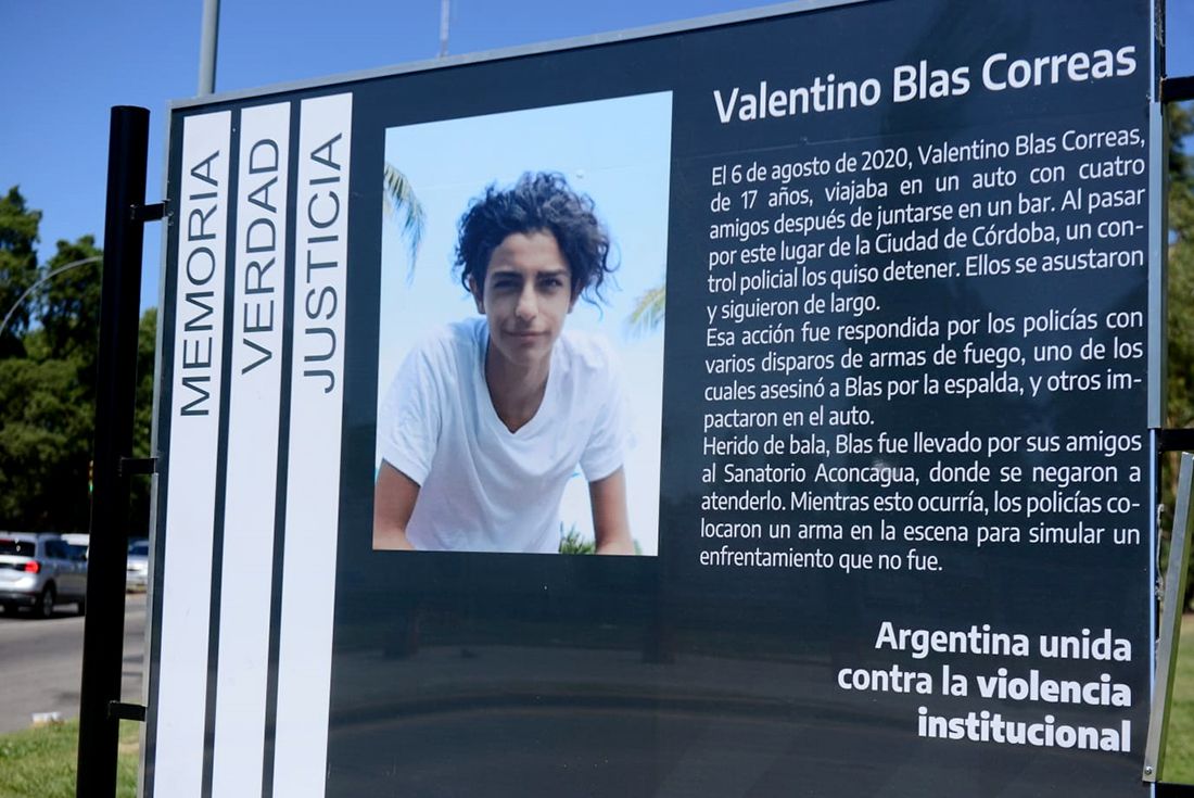 Cartel del recuerdo de Blas Correas frente al ex Pablo Pizzurno.  (José Hernández / La Voz)