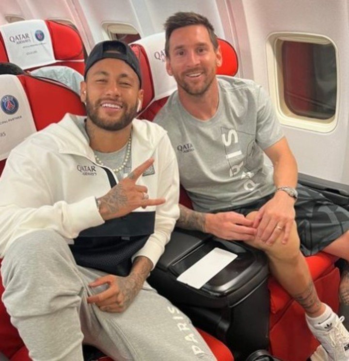Messi, en el avión con Neymar (IG).