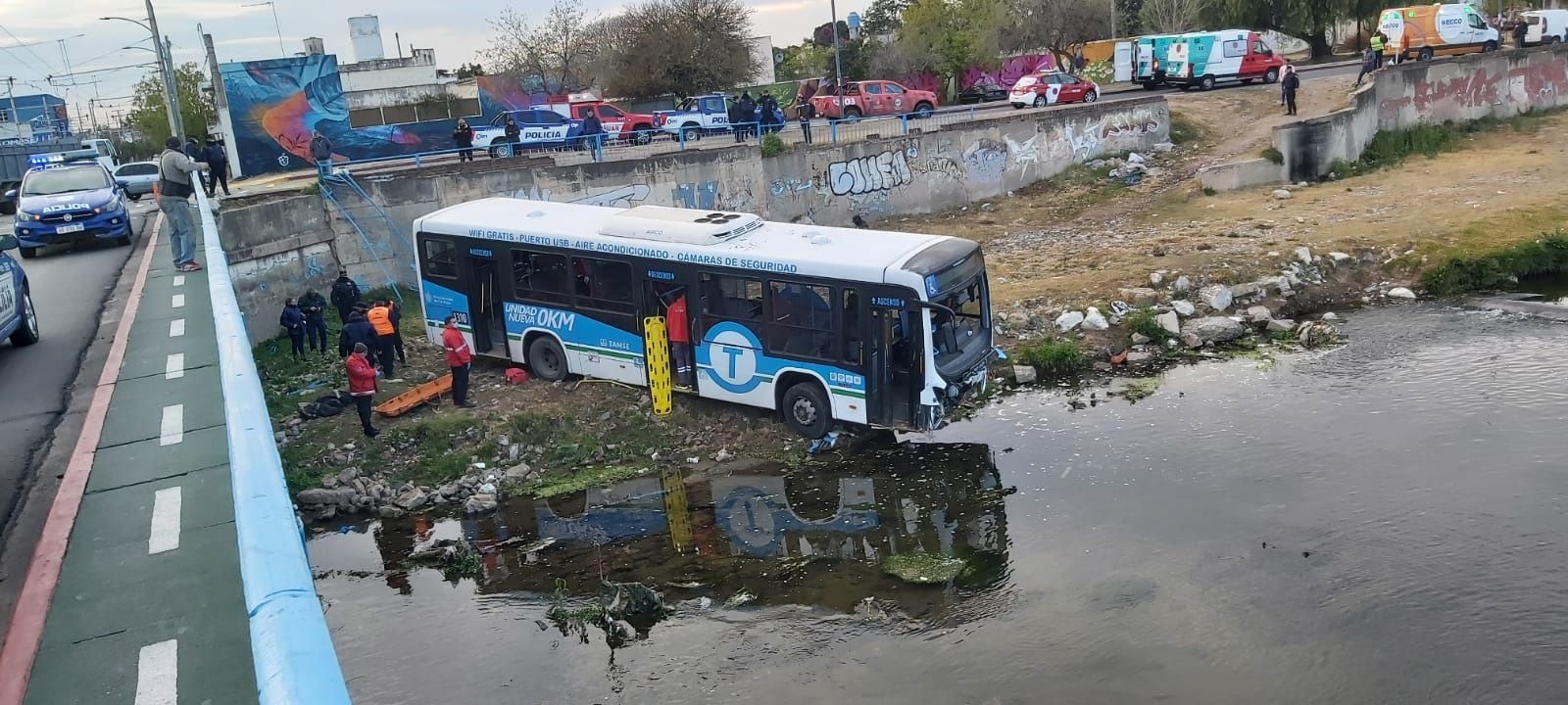 Tras el choque, el bus de Tamse cayó al vacío y, por poco, no terminó en el cauce del río Suquía.  (Policía)