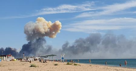 Se puede ver el humo que se eleva desde la playa de Saky después de que se escucharon explosiones desde la dirección de una base aérea militar rusa cerca de Novofedorivka, Crimea.
