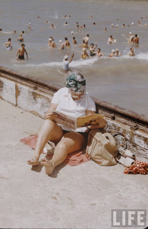 Una mujer en el boulevard de Mar del Plata lee una publicación brasileña La imagen pertenece a la revista estadounidense Life