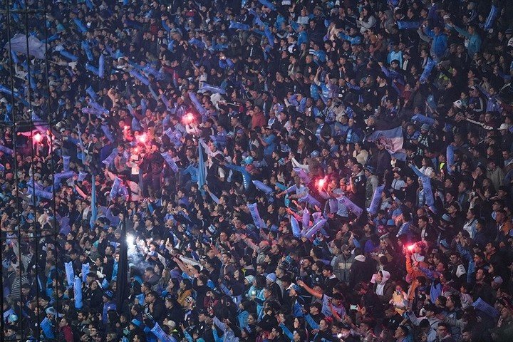 El delirio de los 30.000 hinchas de Celeste tras la victoria.  (Foto: Prensa Belgrano)