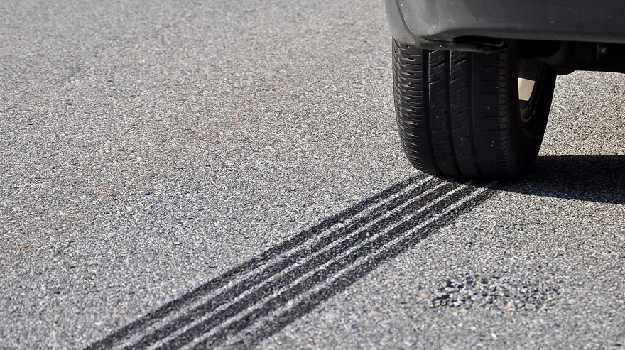 El frenado repentino acelera el desgaste de los neumáticos.