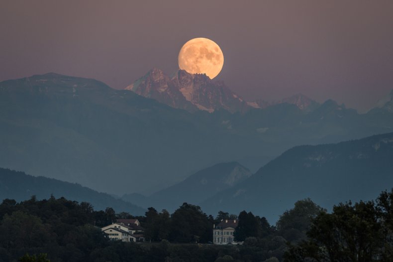 Luna vista sobre el Mont Blac