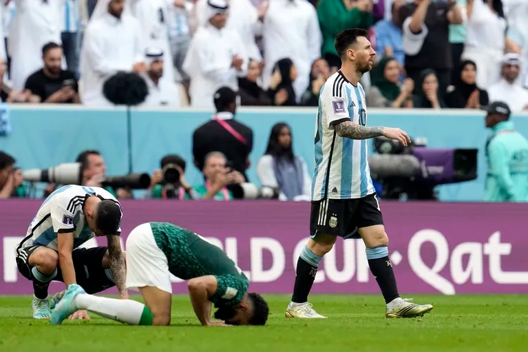 La Selección Argentina cayó 2-1 ante Arabia Saudita en el debut de Qatar 2022. Foto: AP/Natacha Pisarenko)