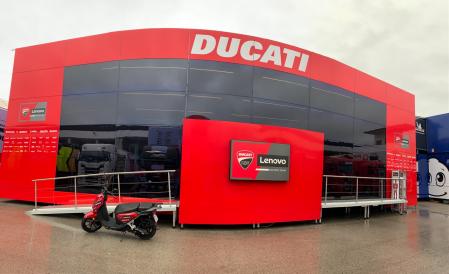 Vista exterior de la impresionante 'hospitalidad' del equipo Ducati