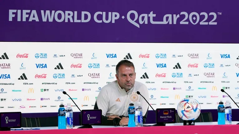 El seleccionador de Alemania, Hansi Flick, durante una conferencia de prensa en la víspera del partido del Grupo E de la Copa del Mundo con España, en Doha.  (Foto: AP Photo/Matthias Schrader)
