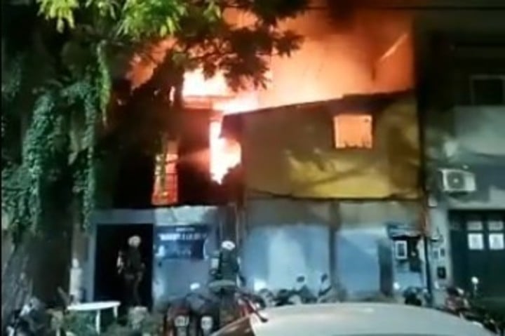 El incendio de la vivienda en Villa Ortúzar se registró la noche de este martes.