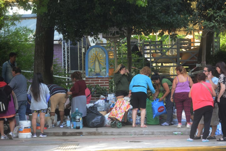Varios de los evacuados se encuentran en la plaza 25 de Agosto, a un par de cuadras de donde ocurrió el hecho en Villa Ortúzar.  Foto: Luciano Thieberger.