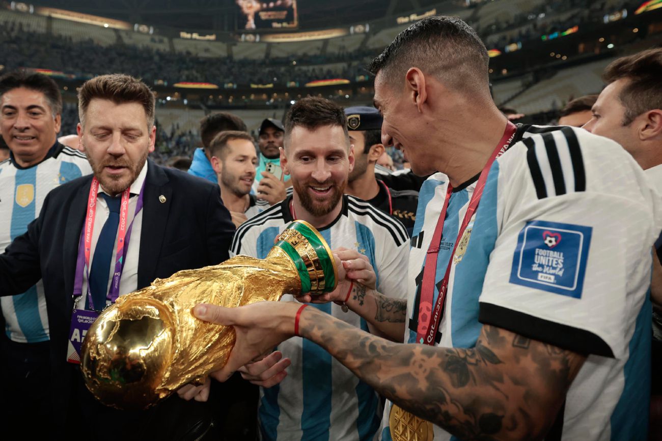 Messi y Di María charlando sobre la copa de la trucha (Fernando de la Orden)