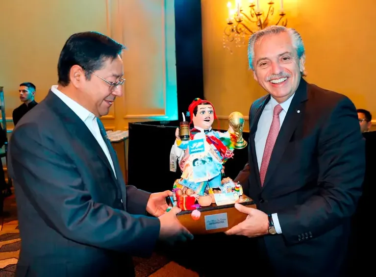 El presidente boliviano, Luis Arce, le regaló un ekeko al presidente argentino, Alberto Fernández.