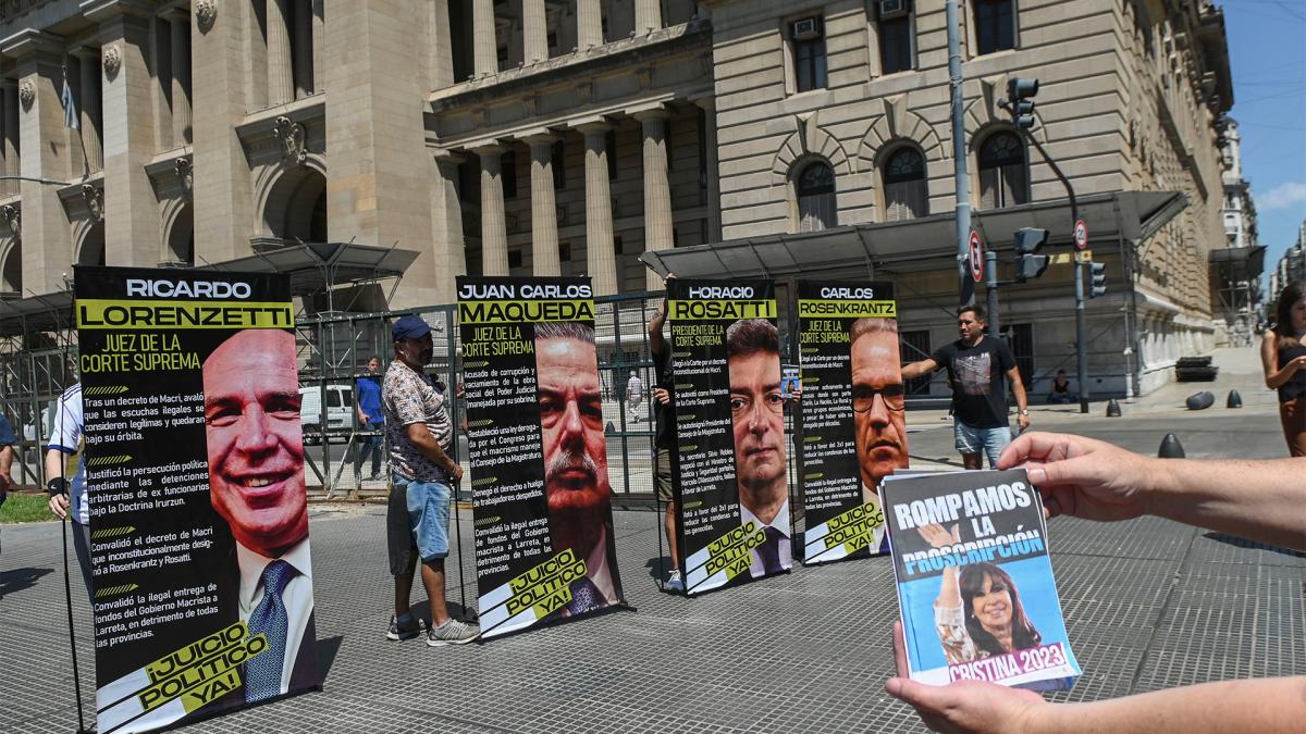 Los militantes colocaron pancartas de los magistrados del Tribunal Supremo con las causas en las que son interrogados Foto Pepe Mateos