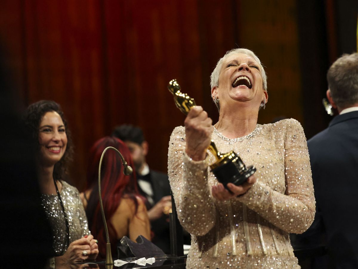 Jamie Lee Curtis con su premio Oscar.