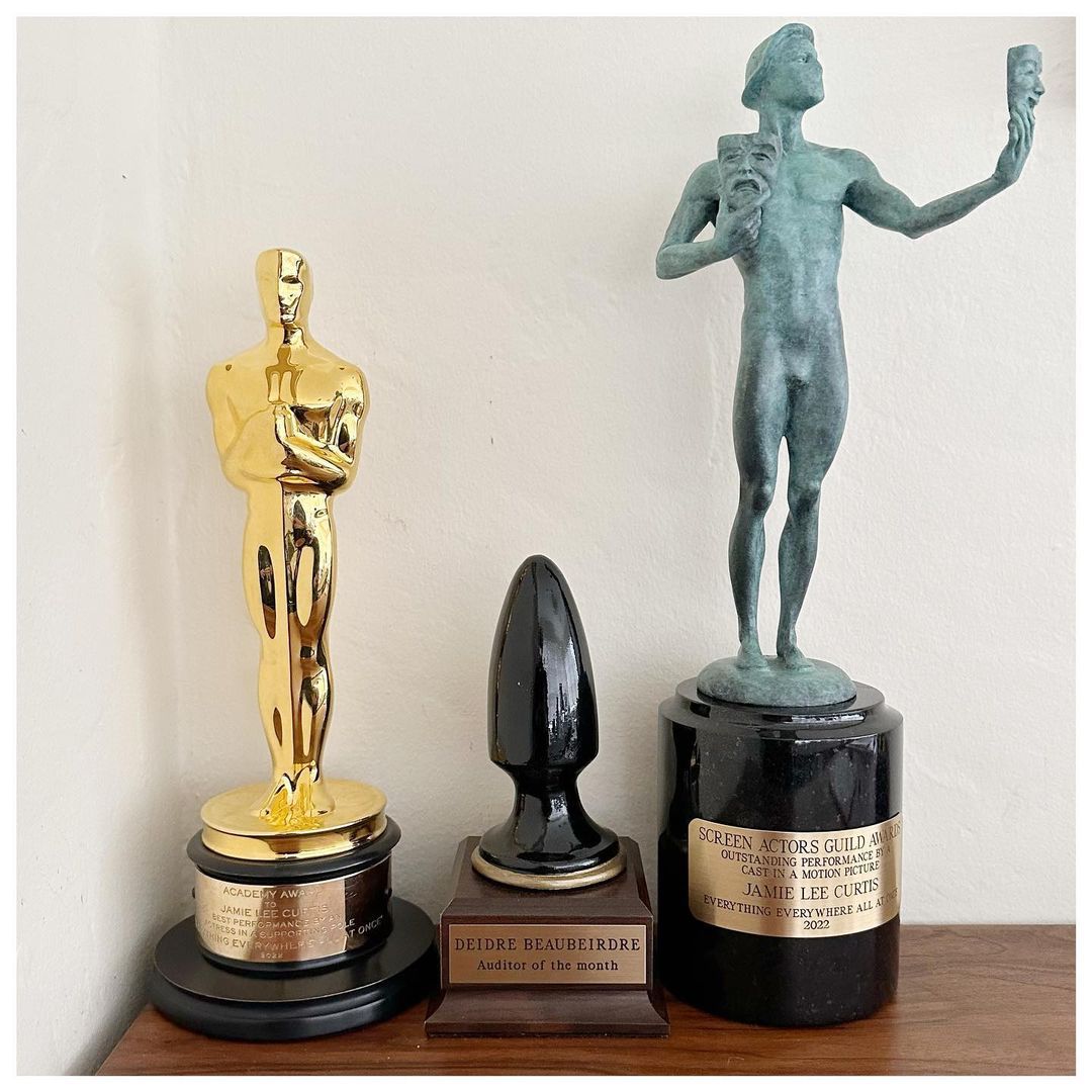 Premio Oscar de Jamie Lee Curtis con un plug anal.
