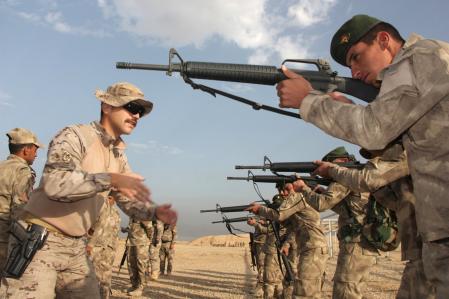 Soldados españoles entrenan a policías y militares en Irak