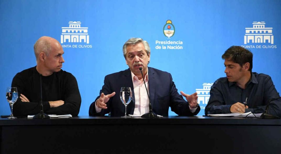 Horacio Rodríguez Larreta, Alberto Fernández y Axel Kicillof en la rueda de prensa.  (Clarín)