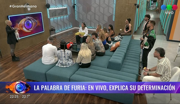 "Paso mucho tiempo aburrida y no lo estoy disfrutando. Ustedes no tienen la culpa de nada", les dijo a sus compañeros, antes de pegar la vuelta a su propia casa.