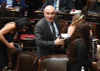 Diputados peronistas demandan expulsión de Espert por agravios a Florencia Kirchner