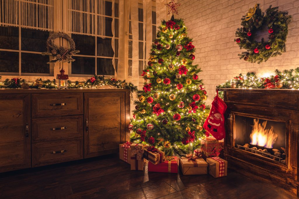 El error fatal que cometes al decorar tu árbol de Navidad y que arruina toda la magia sin que te des cuenta, según expertos