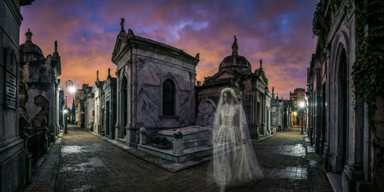 La Dama de Blanco: El Misterio del Fantasma que Vaga por el Cementerio de la Recoleta