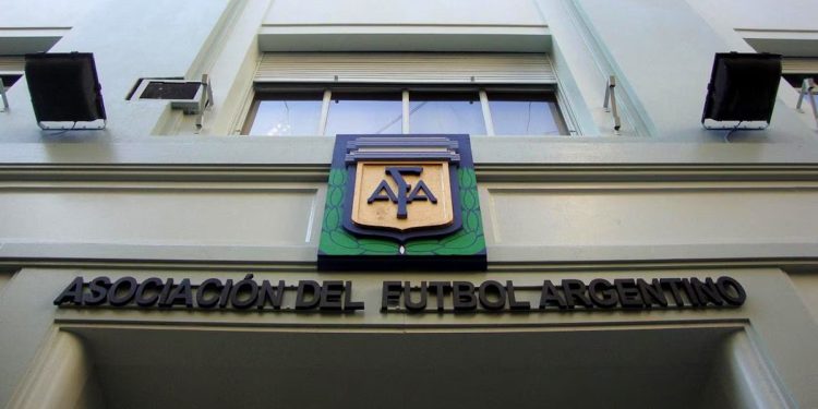 Escándalo en el fútbol: más de 30 allanamientos a clubes y la AFA por presunto lavado de dinero Escándalo en el fútbol: más de 30 allanamientos a clubes y la AFA por presunto lavado de dinero