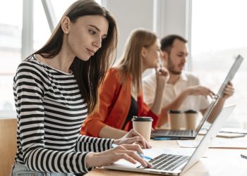 Optimiza turnos y gestiona el ciclo de vida del empleado con la plataforma unificada de Cegid AR